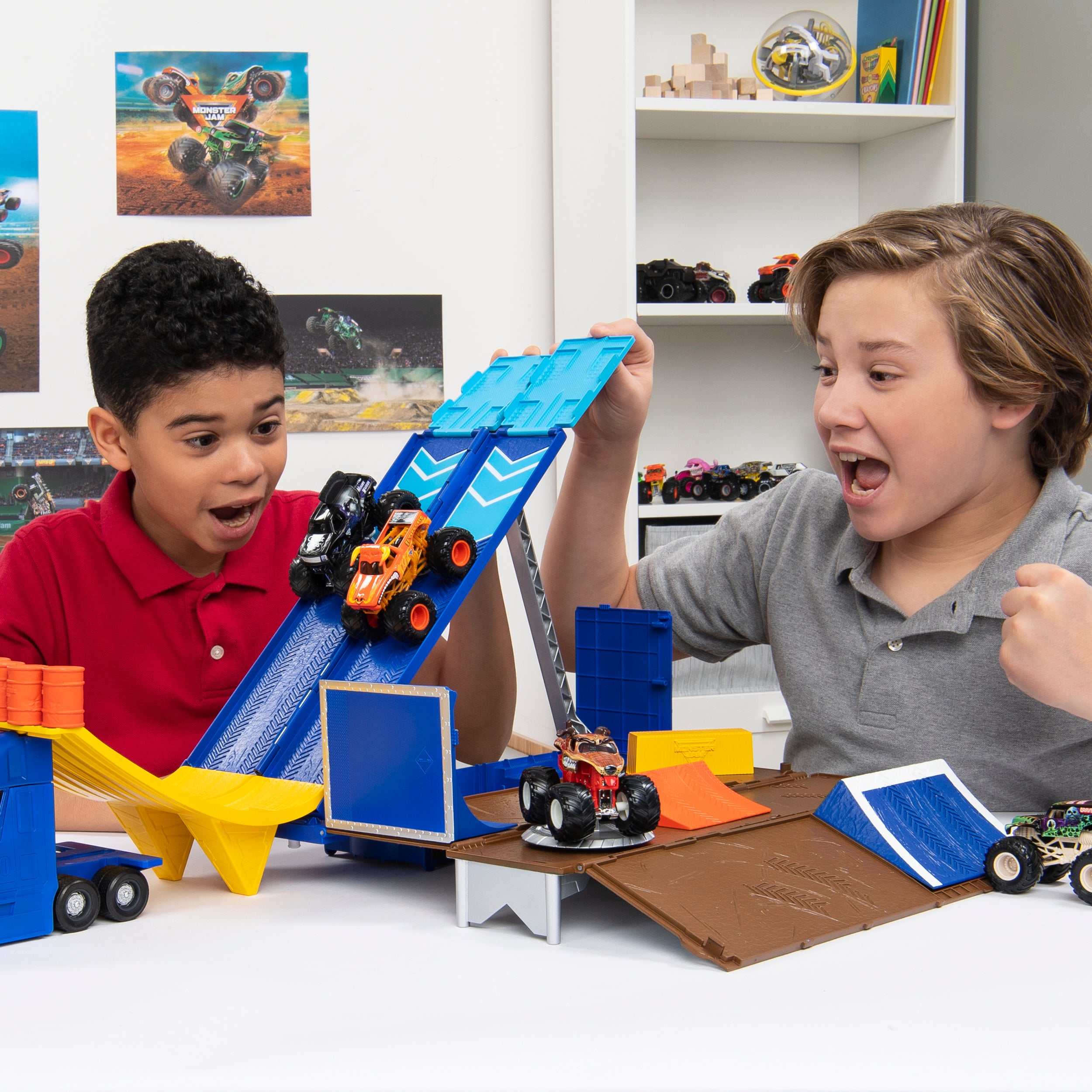 Monster Jam, Transforming Hauler Playset and Storage with Exclusive El Toro Loco Monster Truck, 1:64 Scale, Kids Toys for Boys and Girls Ages 4 and Up