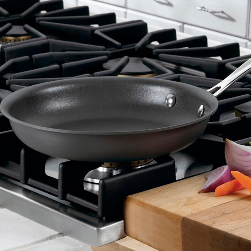 Chef’s Classic ™ Nonstick Hard Anodized 8” Skillet