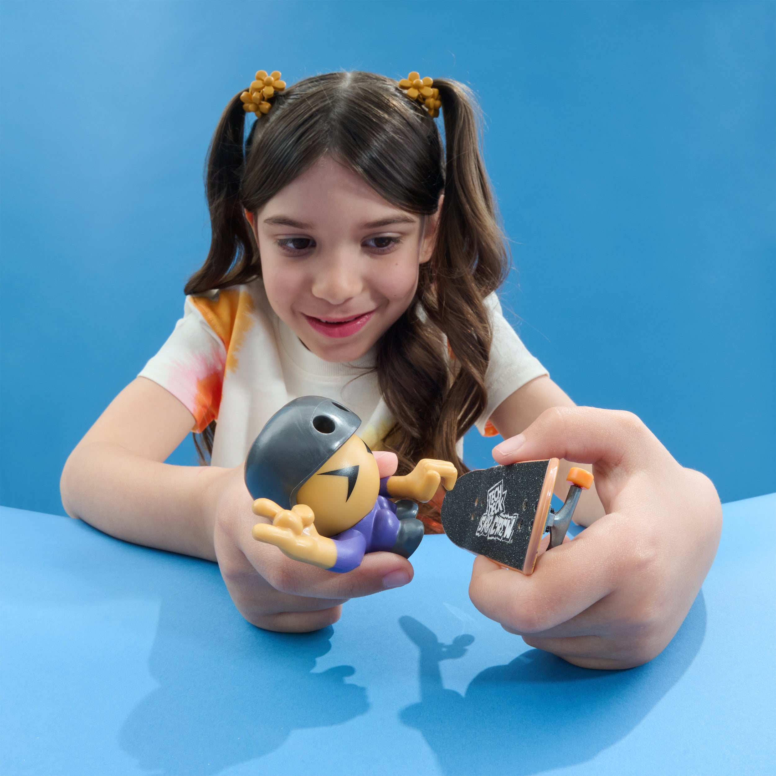 Tech Deck Sk8 Crew, Exclusive Fingerboard with Assistive Figure, Collectible and Customizable Mini Skateboards, Kids Toys for Ages 5 and up Styles May Vary